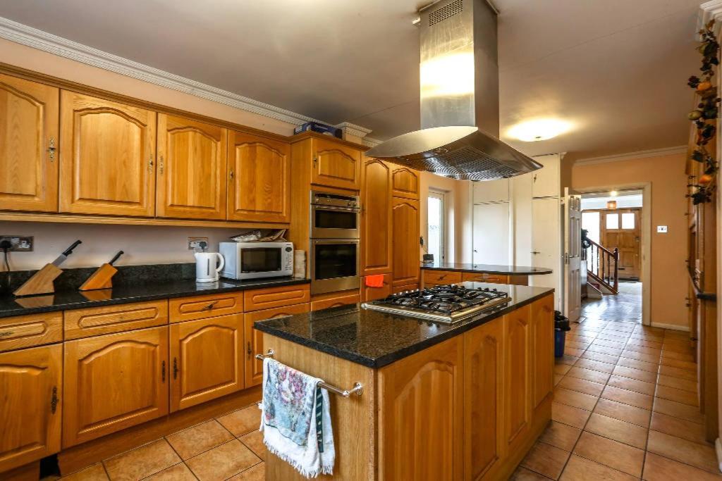 Oyo Guest House Ellipse Whetstone المظهر الخارجي الصورة
